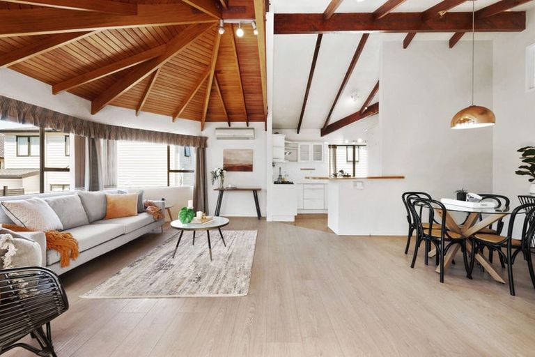 Photo of property in 10 Borrowdace Avenue, Botany Downs, Auckland, 2010