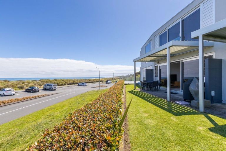 Photo of property in Weekeston Apartments, 2a Nobs Line, Strandon, New Plymouth, 4312
