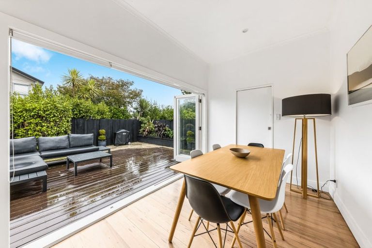 Photo of property in 2/42 Walmer Road, Point Chevalier, Auckland, 1022