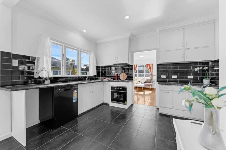 Photo of property in 92 Mangere Road, Otahuhu, Auckland, 1062