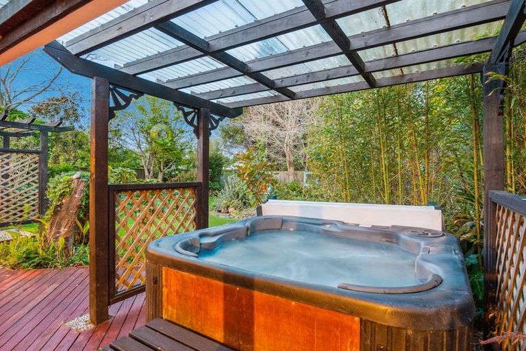 Photo of property in 35 Greenaway Road, Waikanae, 5036