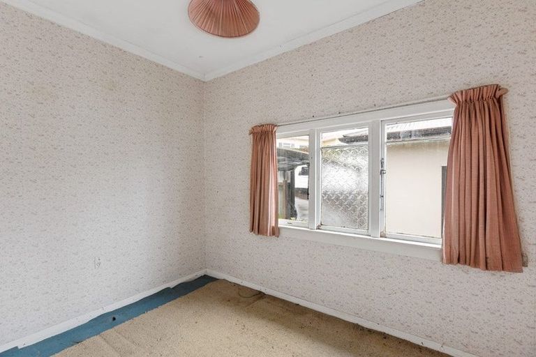 Photo of property in 11 South Road, Moturoa, New Plymouth, 4310