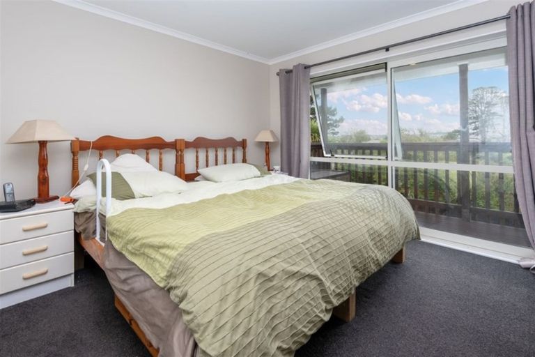 Photo of property in 122 Ennis Avenue, Pakuranga Heights, Auckland, 2010