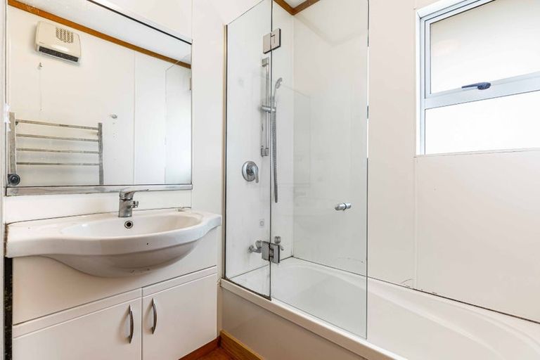 Photo of property in 18 Vodanovich Road, Te Atatu South, Auckland, 0610