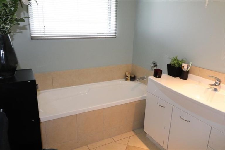 Photo of property in 5 Swain Grove, Riverstone Terraces, Upper Hutt, 5018