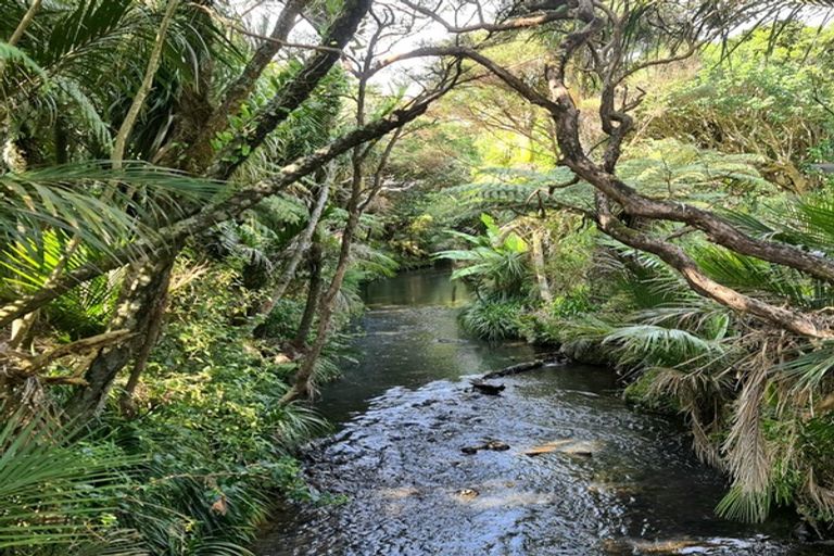 Photo of property in 10-12 Glenesk Road, Piha, New Lynn, 0772