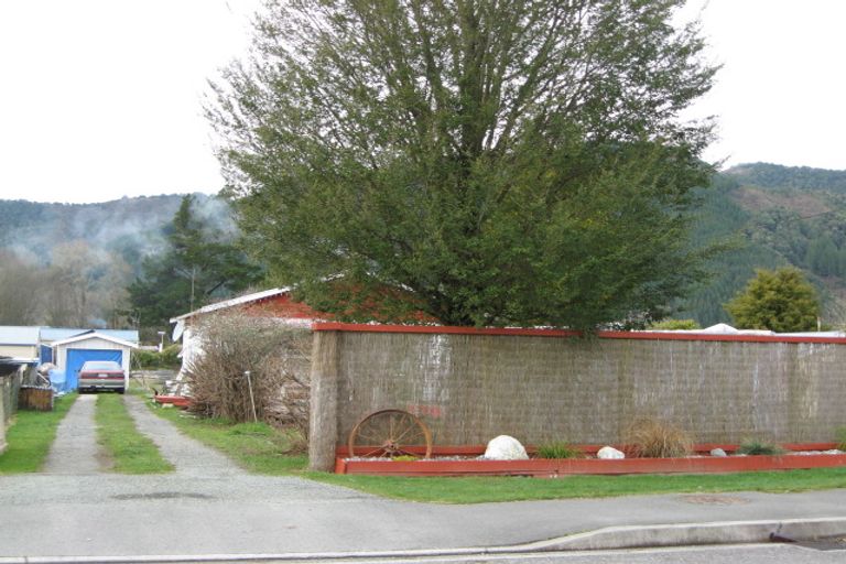 Photo of property in 145 Fairfax Street, Murchison, 7007