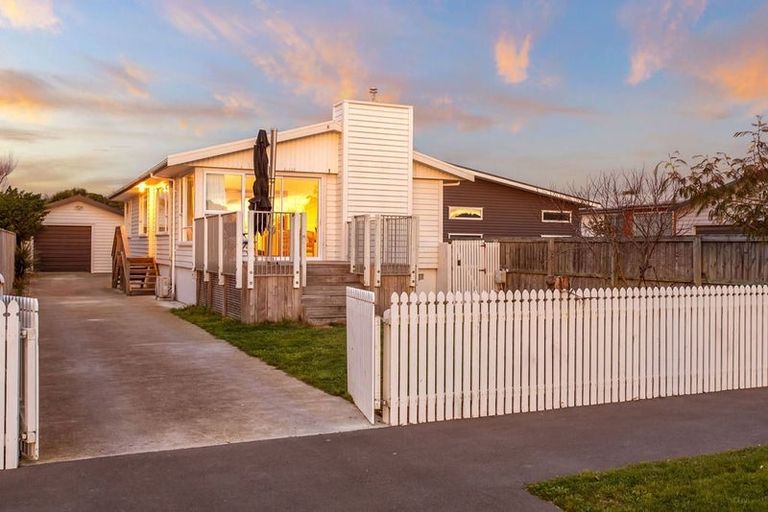 Photo of property in 389 Estuary Road, South New Brighton, Christchurch, 8062