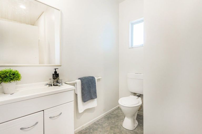 Photo of property in 32 Knights Road, Rothesay Bay, Auckland, 0630