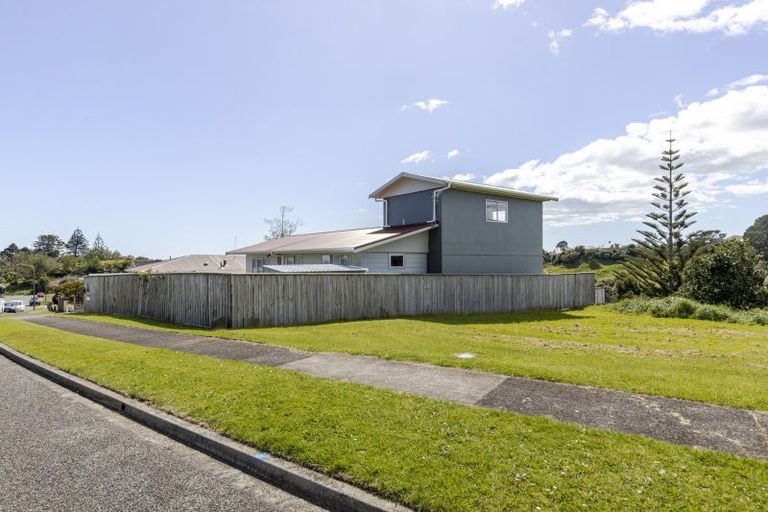 Photo of property in 100 Riversdale Drive, Merrilands, New Plymouth, 4312