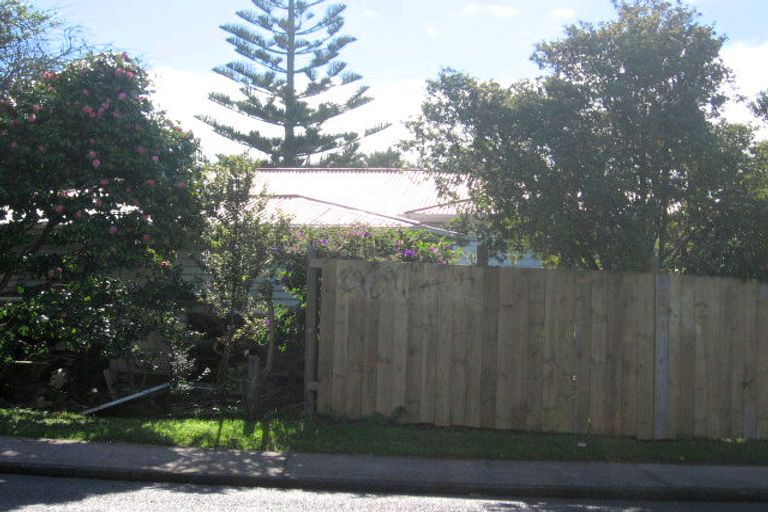 Photo of property in 57 Waimumu Road, Massey, Auckland, 0614