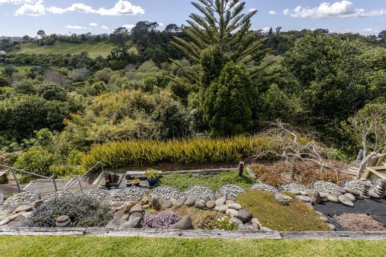 Photo of property in 100 Riversdale Drive, Merrilands, New Plymouth, 4312