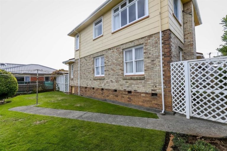 Photo of property in 8 Strandon Place, Strandon, New Plymouth, 4312