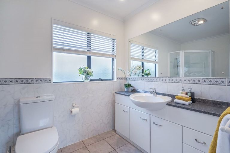 Photo of property in 31 Seaton Road, Murrays Bay, Auckland, 0630