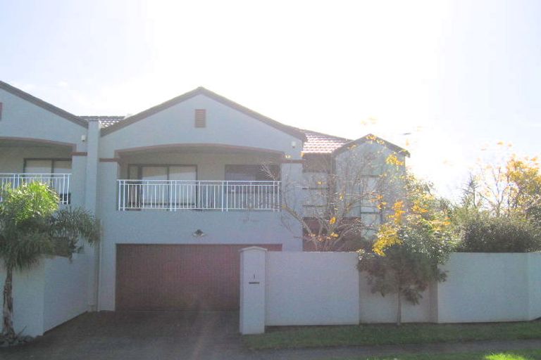 Photo of property in 1 Gillett Place, Botany Downs, Auckland, 2014