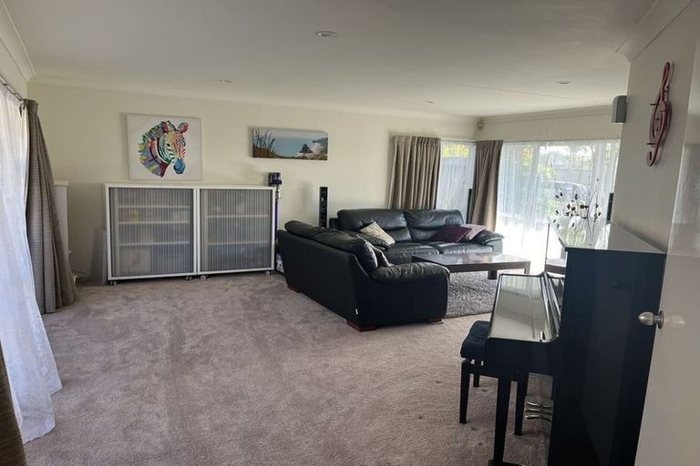 Photo of property in 8 Ballini Rise, West Harbour, Auckland, 0618