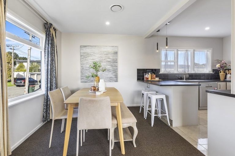 Photo of property in 19 Oswald Crescent, Paparangi, Wellington, 6037