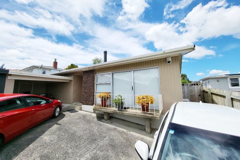 Photo of property in 2/18a Sherwood Avenue, Te Atatu South, Auckland, 0610