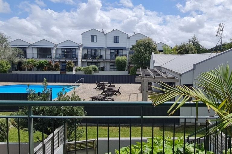 Photo of property in 2/5 Carolina Place, Albany, Auckland, 0632