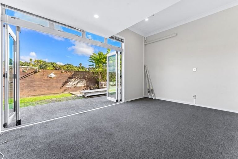 Photo of property in 11f Clearwater Cove, West Harbour, Auckland, 0618