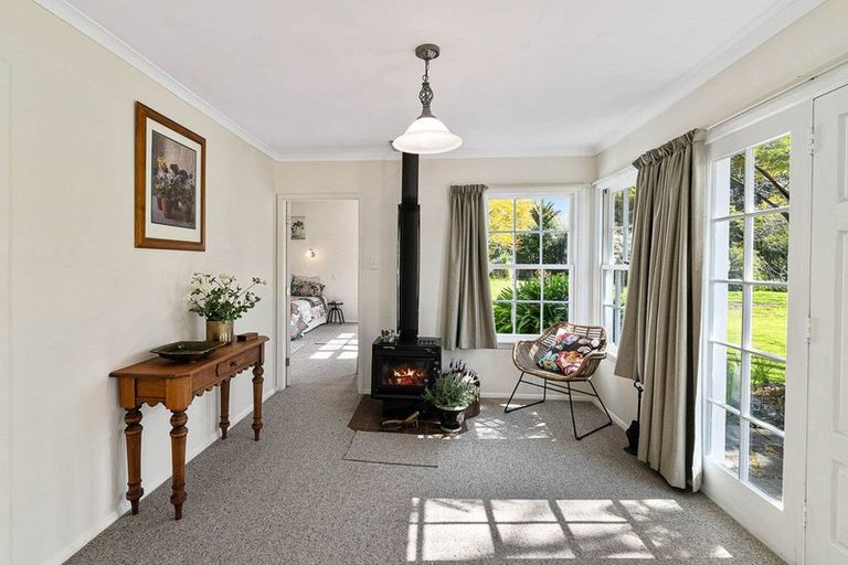 Photo of property in 11 Karaka Grove, Waikanae, 5036