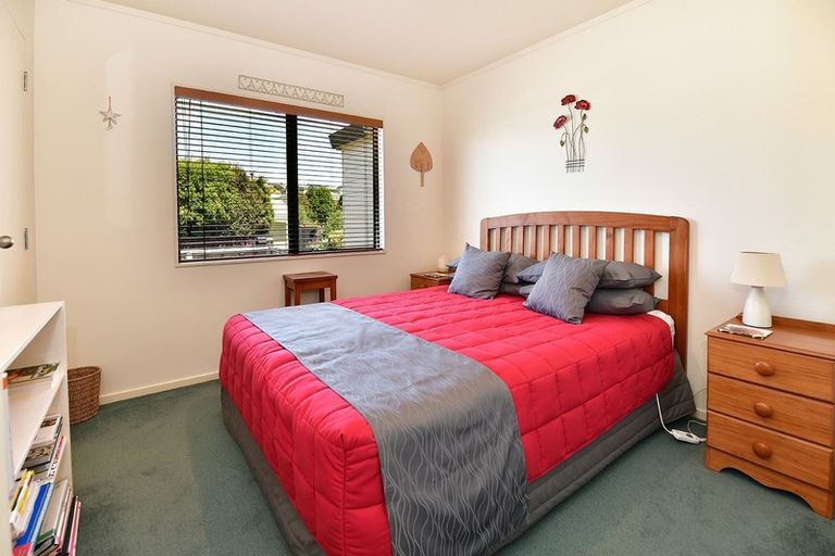 Photo of property in 2/8 Knott Road, Stanmore Bay, Whangaparaoa, 0932