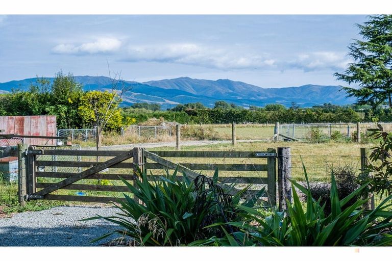 Photo of property in 72 Timaru Road, Waimate, 7924