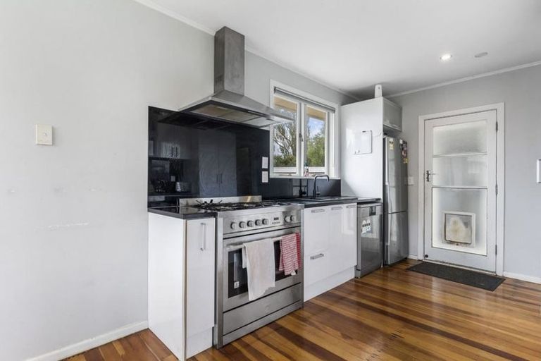 Photo of property in 16 Toatoa Place, Mangere Bridge, Auckland, 2022