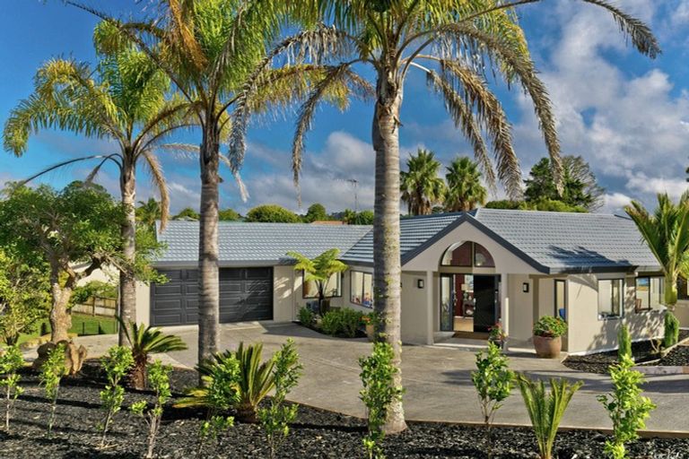 Photo of property in 8 Almond Grove, Greenhithe, Auckland, 0632