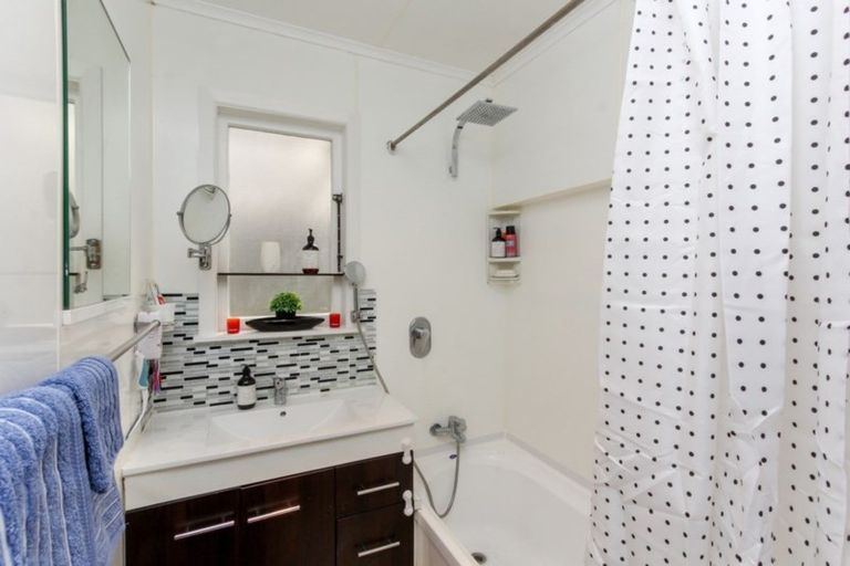 Photo of property in 16 Kenmore Street, Westown, New Plymouth, 4310