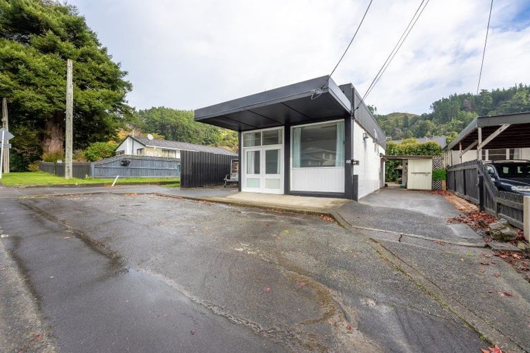 Photo of property in 68 Pinehaven Road, Pinehaven, Upper Hutt, 5019