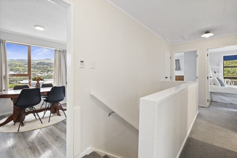 Photo of property in 15a Kereru Bend, Tawa, Wellington, 5028