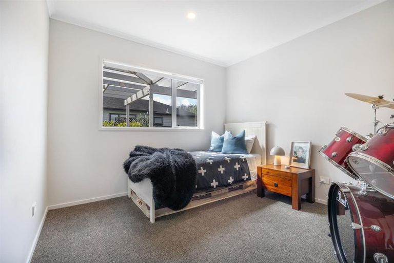 Photo of property in 8 Sir Lincoln Drive, Kumeu, 0810