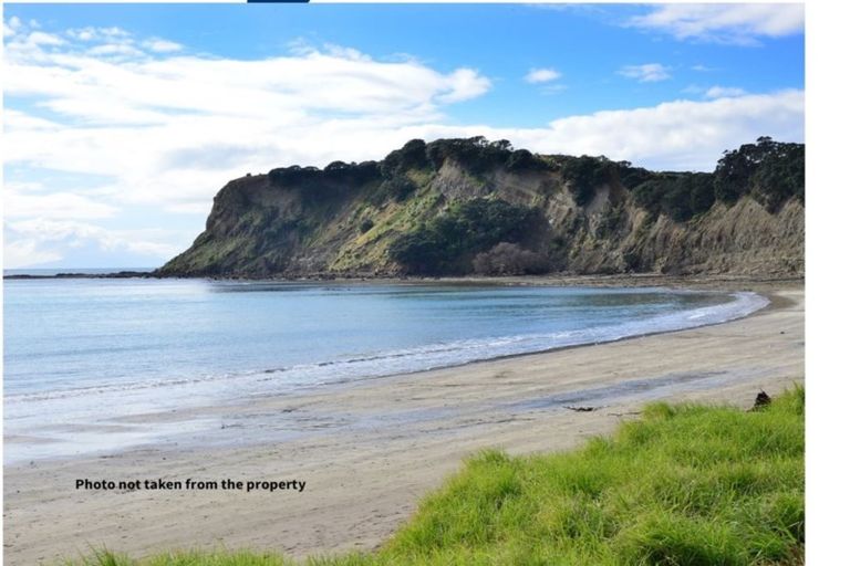 Photo of property in 1427 Whangaparaoa Road, Army Bay, Whangaparaoa, 0930
