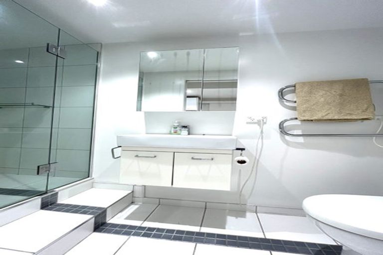 Photo of property in 132 Kohimarama Road, Kohimarama, Auckland, 1071