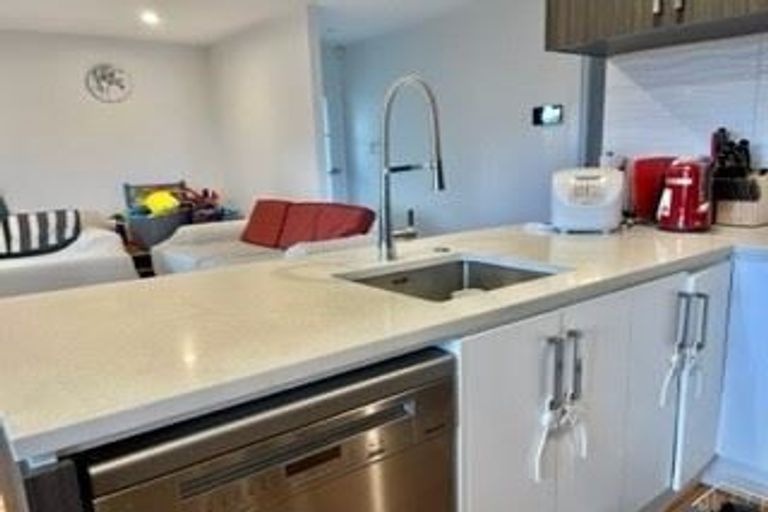 Photo of property in 10 Devon Street, Te Atatu South, Auckland, 0610