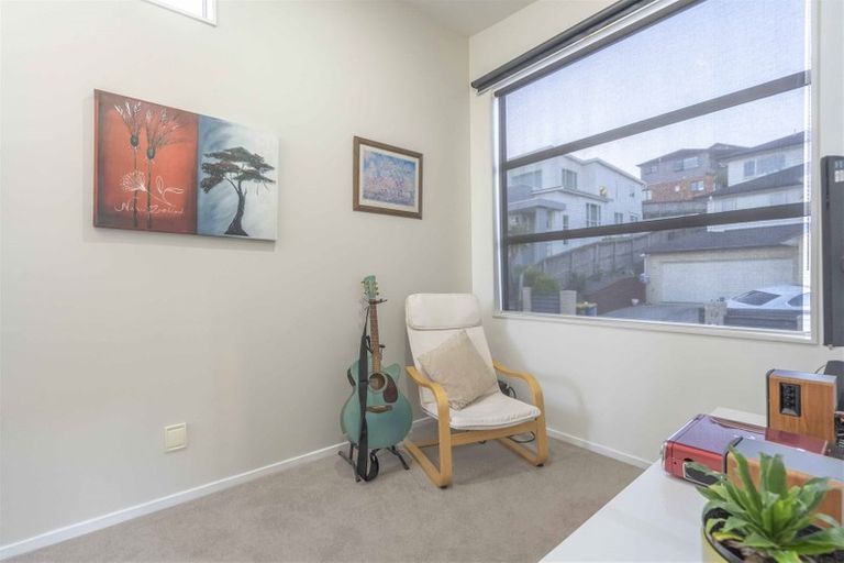 Photo of property in 13 Bintulu Place, Fairview Heights, Auckland, 0632