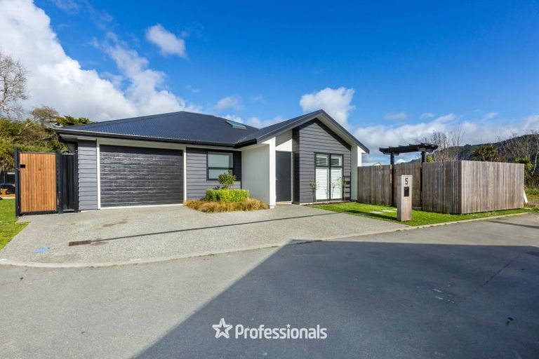 Photo of property in 5 Nikau Lane, Timberlea, Upper Hutt, 5018