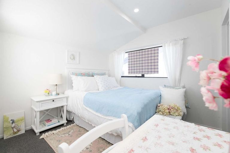 Photo of property in 90c Seymour Road, Sunnyvale, Auckland, 0612