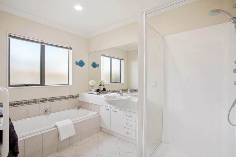 Photo of property in 11 Conacher Close, East Tamaki Heights, Auckland, 2016