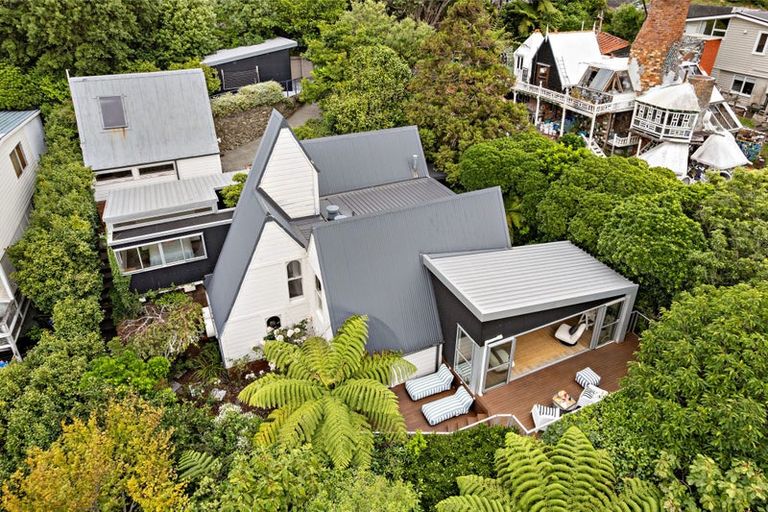 Photo of property in 64 Ranui Crescent, Khandallah, Wellington, 6035