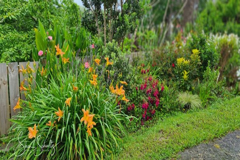 Photo of property in 10 Franklin Road, Paparoa, 0571