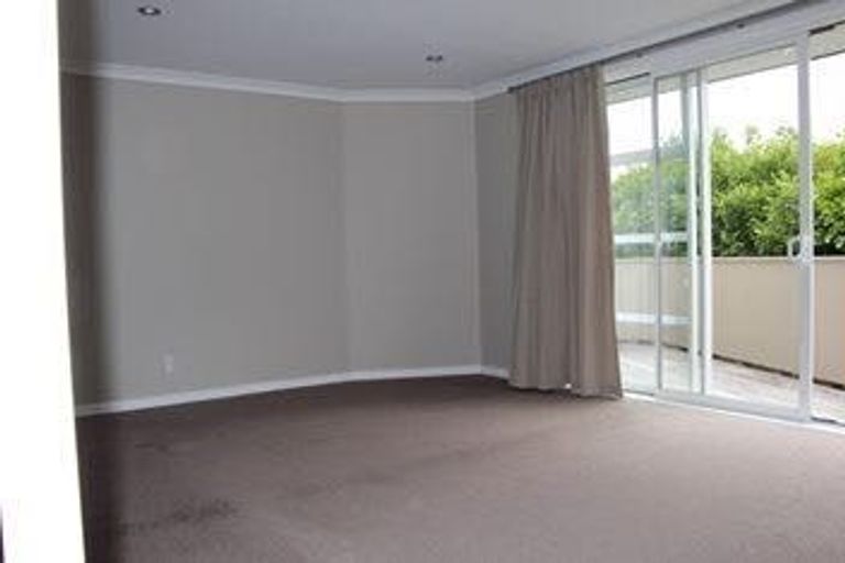 Photo of property in 583 Glenfield Road, Totara Vale, Auckland, 0629