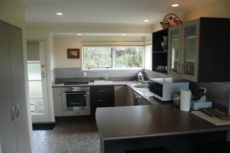 Photo of property in 2/2 Barker Rise, Northcross, Auckland, 0632