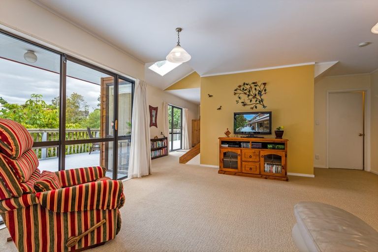 Photo of property in 32 Springdale Grove, Fitzherbert, Palmerston North, 4410