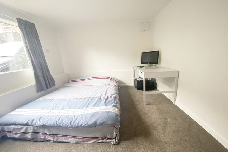 Photo of property in 28 Tamahere Drive, Glenfield, Auckland, 0629