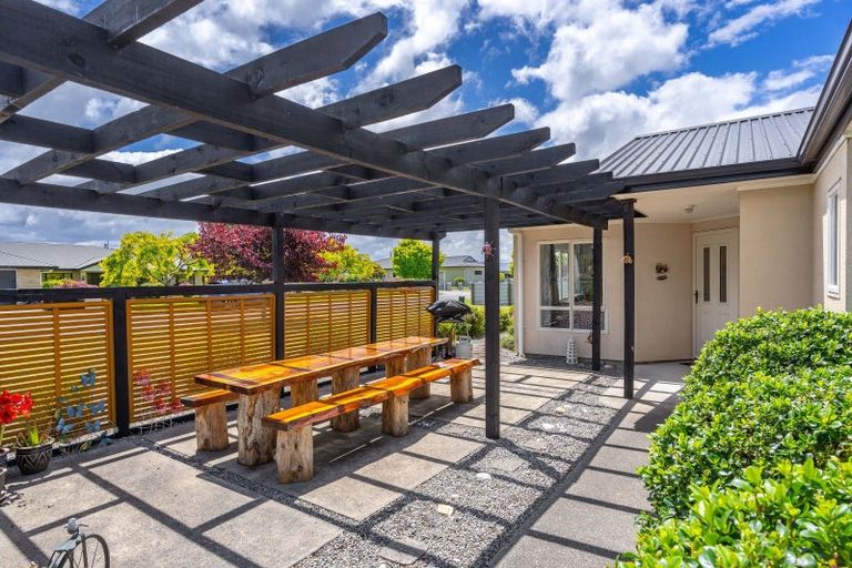 Photo of property in 2 Daffodil Grove, Carterton, 5713