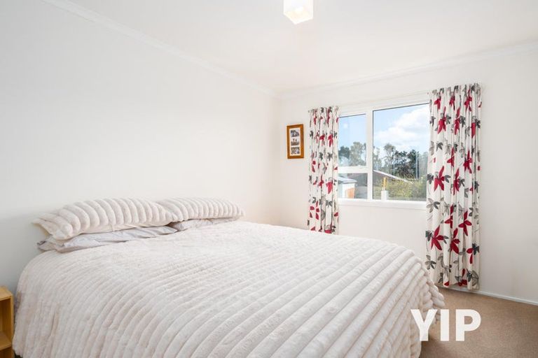 Photo of property in 4 Fernhaven Grove, Newlands, Wellington, 6037