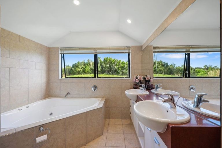 Photo of property in 384 Pine Valley Road, Dairy Flat, Silverdale, 0992