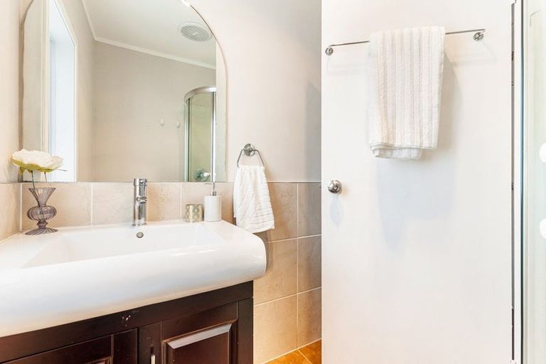 Photo of property in 24 Northall Road, New Lynn, Auckland, 0600